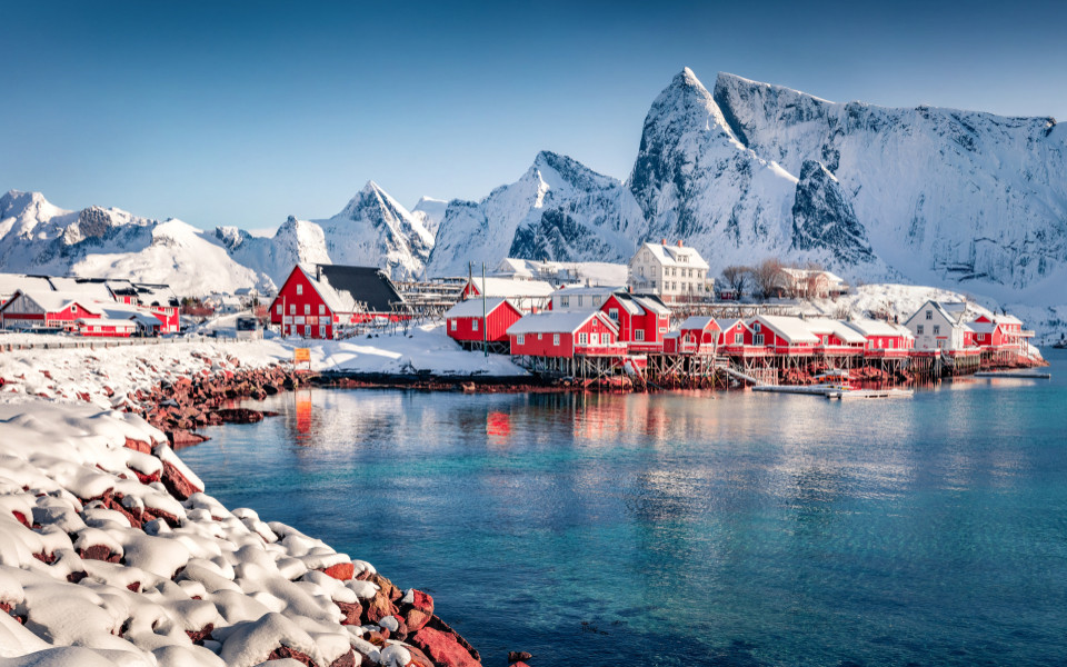 Faszinierende Nachmittagsszene im Dorf Sakris&oslash;y, Norwegen (Europa). 